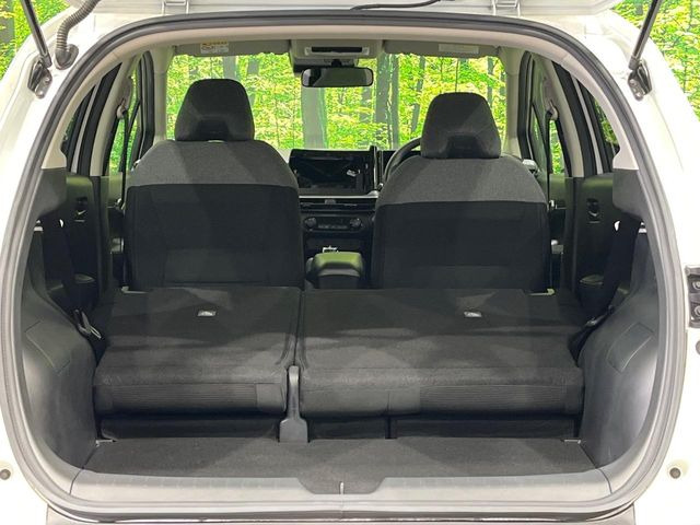 ���i�̂���������ʋ΁A���}���ɏ\���ȉ׎��X�y�[�X���m�ۂ��Ă���܂��B�Z�J���h�V�[�g��|���ƁA�傫�ȉו��̐ύڂ��\�ł���