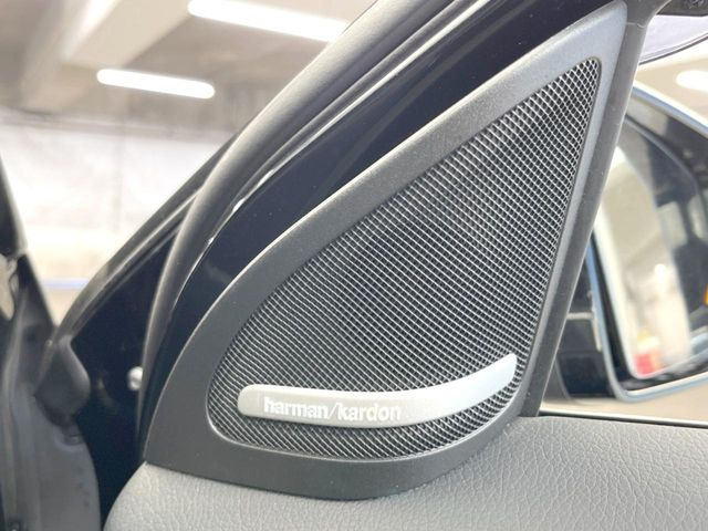 ��harman/kardon�T�E���h�V�X�e��:�I�[�f�B�I��僁�[�J�[����|����v���~�A���X�s�[�J�[�𑕔��B�����̃X�s�[�J�[����A���̗������܂ŕ����鍂�i���ȉ��y�����y���݂��������܂��B