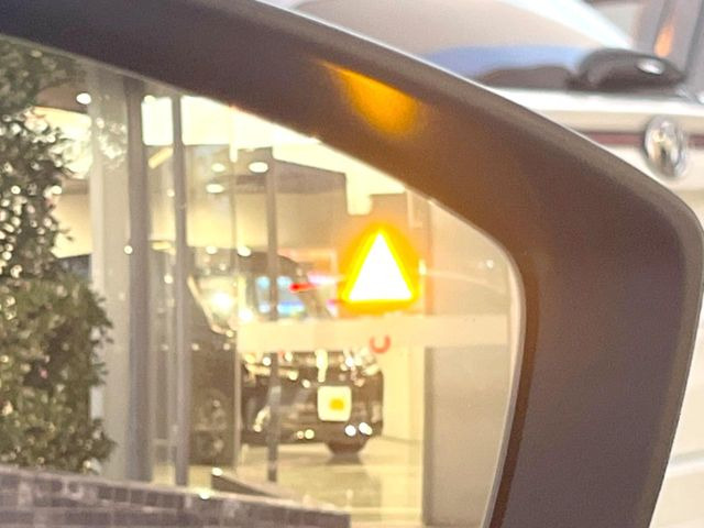 �y�u���C���h�X�|�b�g���j�^�����O�z���s���A�h�A�~���[�̎��p�ɂȂ�₷���ӏ��Ɍ㑱�Ԃ��ڋ߂���ƃT�C�h�~���[�t�߂Ɍx����\���A�h���C�o�[�ɒ��ӊ��N�����Ă���܂��B