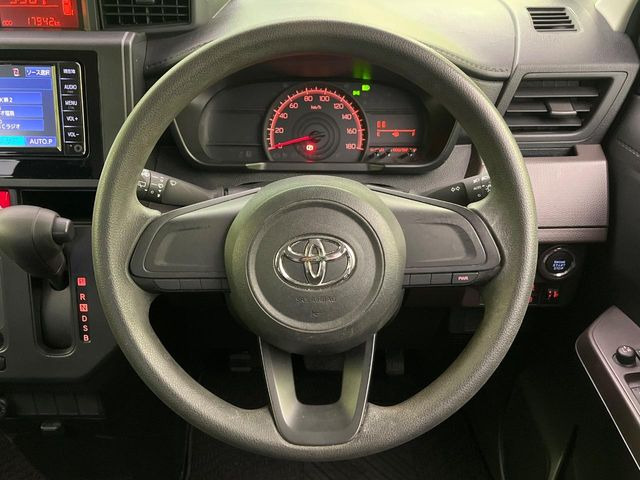 �C���e���A�ɍ��킹���f�U�C���̃X�e�A�����O�́A�^�]�������̂��Ƃ��l���A�^�]���₷���`��A�傫���ł��B�����x�A���ۂɐG���Ă��m���߂��������B