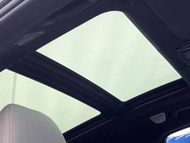 ●サンルーフ:開放感たっぷりの希少装備、サンルーフが装着されています!車内に明かりを取り入れたり景色を楽しむ以外にも、車内の空気も簡単に換気できて快適です!