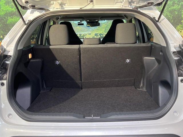 ���i�̂���������ʋ΁A���}���ɏ\���ȉ׎��X�y�[�X���m�ۂ��Ă���܂��B�Z�J���h�V�[�g��|���ƁA�傫�ȉו��̐ύڂ��\�ł���