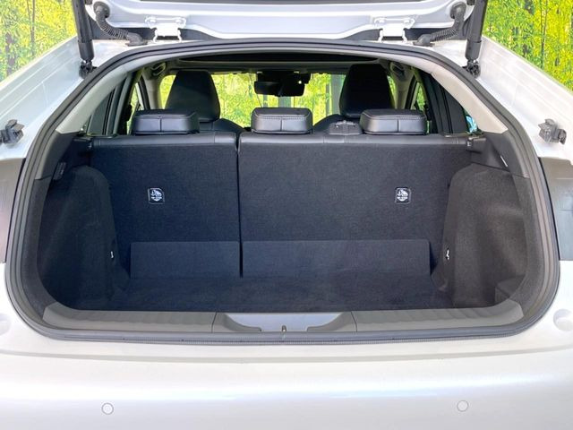 ラゲッジルームは、大容量のスペースを確保。普段のお買い物からレジャーまで、幅広く活躍してくれます!また、リアシートを倒すことでバリエーション豊かにお使いいただけます。