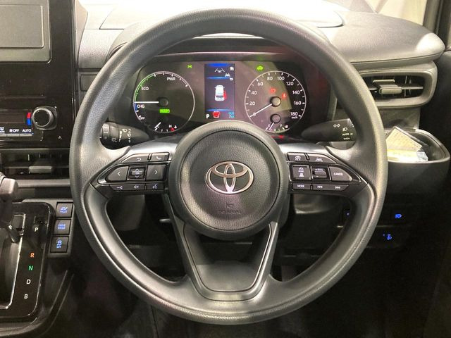 �C���e���A�ɍ��킹���f�U�C���̃X�e�A�����O�́A�^�]�������̂��Ƃ��l���A�^�]���₷���`��A�傫���ł��B�����x�A���ۂɐG���Ă��m���߂��������B