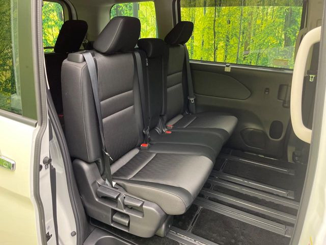 �Z�J���h�V�[�g�͒������������ƂȂ��Ă���A�X���C�h����ΒʘH�X�y�[�X���o��!�O��̈ړ����Ƃ��Ă��ȒP�ł���������A8����Ԏ������K�ȍ���S�n�̃V�[�g�ƂȂ��Ă��܂���