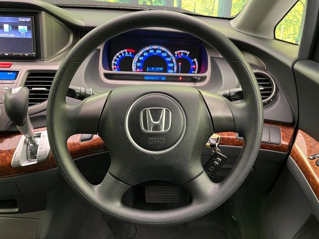 �C���e���A�ɍ��킹���f�U�C���̃X�e�A�����O�́A�^�]�������̂��Ƃ��l���A�^�]���₷���`��A�傫���ł��B�����x�A���ۂɐG���Ă��m���߂��������B