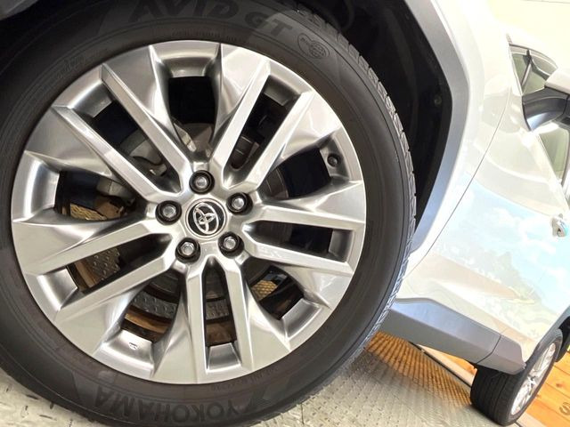 【純正19インチアルミホイール】外観にマッチした純正アルミホイールを装着しております。各種社外アルミホイールや、スタッドレスタイヤも取扱いしております。是非ご相談ください♪