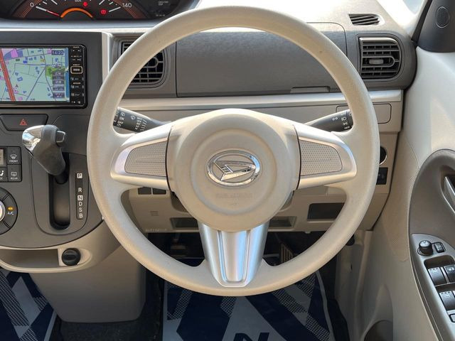 �C���e���A�ɍ��킹���f�U�C���̃X�e�A�����O�́A�^�]�������̂��Ƃ��l���A�^�]���₷���`��A�傫���ł��B�����x�A���ۂɐG���Ă��m���߂��������B