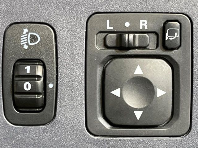 �y�d���i�[�~���[�z�T�C�h�~���[�͓d���i�[���ƂȂ��Ă���A�������ԏ�ł��L�Y�������X�N��}�����܂��B