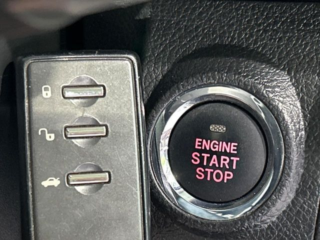 �y�A�N�Z�X�L�[&�v�b�V���X�^�[�g�z�J�o����|�P�b�g�ɓ��ꂽ�܂܂ł��h�A�̎{���E�������\�ȃX�}�[�g�L�[�𑕔��B�G���W���̃I���E�I�t�����J�M�����o���K�v�������A�{�^�����v�b�V�����邾����OK��