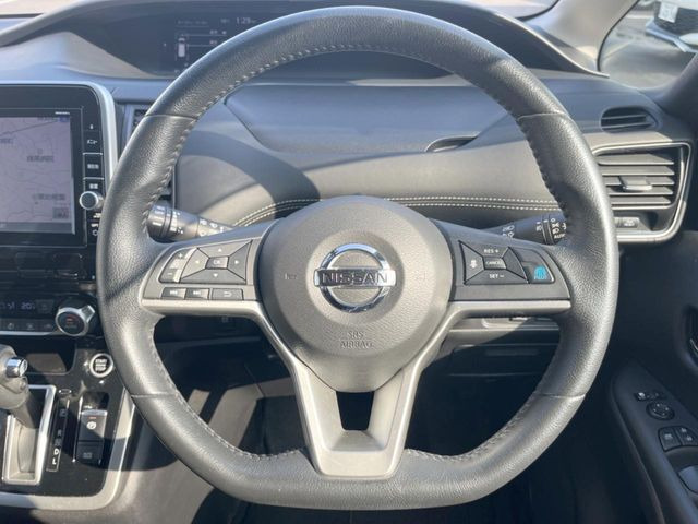 �C���e���A�ɍ��킹���f�U�C���̃X�e�A�����O�́A�^�]�������̂��Ƃ��l���A�^�]���₷���`��A�傫���ł��B�����x�A���ۂɐG���Ă��m���߂��������B