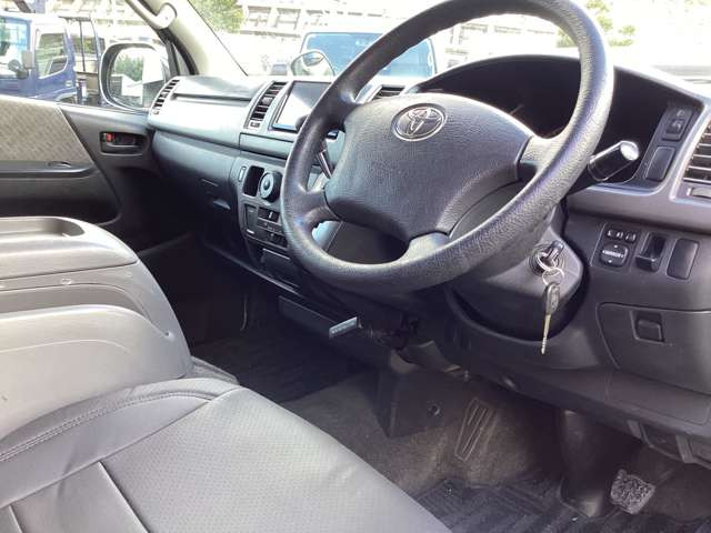 �V�[�g�J�o�[�A�A���~�z�C�[���A�L�[���X�ALED�AHID�A�i�r�A�o�b�N�J�����A��ȃ��j�^�[�A�t���G�A���A���[�_�E���ȂǓ����O�����i�̃J�X�^������܂��̂ŁA���C�y�ɂ����k����������