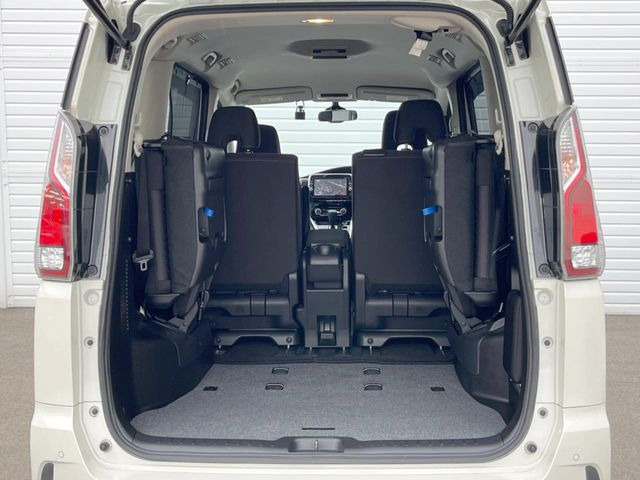 ���i�̂���������ʋ΁A���}���ɏ\���ȉ׎��X�y�[�X���m�ۂ��Ă���܂��B�Z�J���h�V�[�g��|���ƁA�傫�ȉו��̐ύڂ��\�ł���