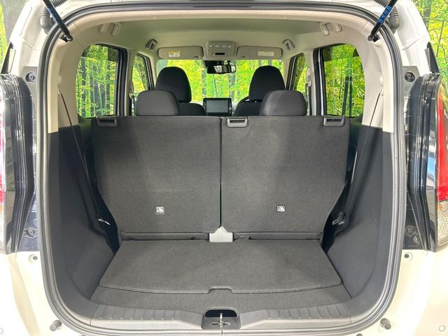 ���i�̂���������ʋ΁A���}���ɏ\���ȉ׎��X�y�[�X���m�ۂ��Ă���܂��B�Z�J���h�V�[�g��|���ƁA�傫�ȉו��̐ύڂ��\�ł���