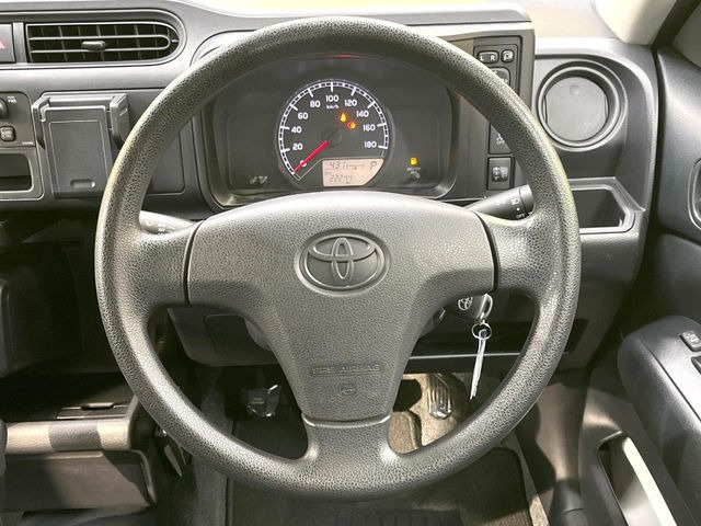 �C���e���A�ɍ��킹���f�U�C���̃X�e�A�����O�́A�^�]�������̂��Ƃ��l���A�^�]���₷���`��A�傫���ł��B�����x�A���ۂɐG���Ă��m���߂��������B