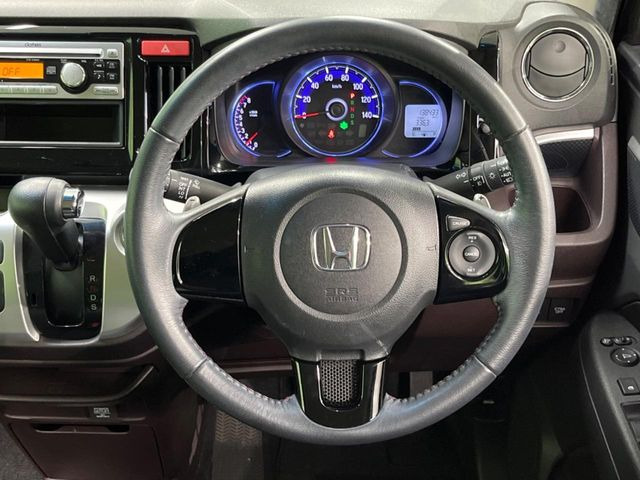 �C���e���A�ɍ��킹���f�U�C���̃X�e�A�����O�́A�^�]�������̂��Ƃ��l���A�^�]���₷���`��A�傫���ł��B�����x�A���ۂɐG���Ă��m���߂��������B