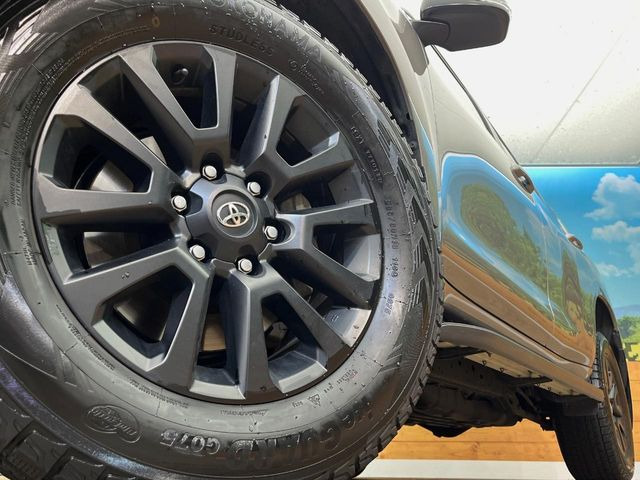 【純正18インチアルミホイール】外観にマッチした純正アルミホイールを装着しております。各種社外アルミホイールや、スタッドレスタイヤも取扱いしております。是非ご相談ください♪