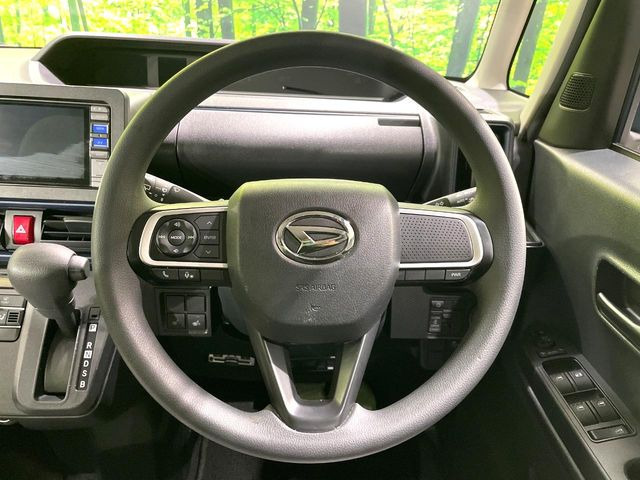 �C���e���A�ɍ��킹���f�U�C���̃X�e�A�����O�́A�^�]�������̂��Ƃ��l���A�^�]���₷���`��A�傫���ł��B�����x�A���ۂɐG���Ă��m���߂��������B