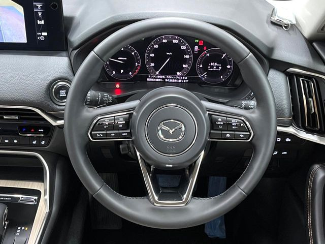 �C���e���A�ɍ��킹���f�U�C���̃X�e�A�����O�́A�^�]�������̂��Ƃ��l���A�^�]���₷���`��A�傫���ł��B�����x�A���ۂɐG���Ă��m���߂��������B