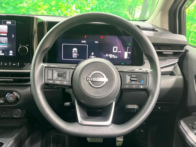 �C���e���A�ɍ��킹���f�U�C���̃X�e�A�����O�́A�^�]�������̂��Ƃ��l���A�^�]���₷���`��A�傫���ł��B�����x�A���ۂɐG���Ă��m���߂��������B