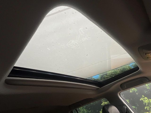 【サンルーフ】開放感たっぷりの希少装備、サンルーフが装着されています!車内に明かりを取り入れたり景色を楽しむ以外にも、車内の空気も簡単に換気できて快適です!