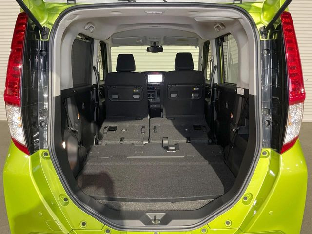 ���i�̂���������ʋ΁A���}���ɏ\���ȉ׎��X�y�[�X���m�ۂ��Ă���܂��B�Z�J���h�V�[�g��|���ƁA�傫�ȉו��̐ύڂ��\�ł���