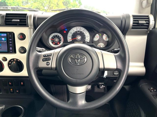 �C���e���A�ɍ��킹���f�U�C���̃X�e�A�����O�́A�^�]�������̂��Ƃ��l���A�^�]���₷���`��A�傫���ł��B�����x�A���ۂɐG���Ă��m���߂��������B