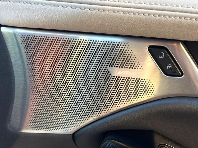 �yBOSE�T�E���h�V�X�e���z���[�J�[�I�v�V�����̍��i�ʃT�E���h�V�X�e���𓋍ځB��p�̃`���[�j���O���{���ꂽ�召�l�X�ȃX�s�[�J�[����ǎ��ȃT�E���h���t�ł��A�Տꊴ���ӂ�鉹����Ԃ����o���܂��B