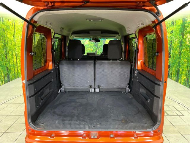 ���i�̂���������ʋ΁A���}���ɏ\���ȉ׎��X�y�[�X���m�ۂ��Ă���܂��B�Z�J���h�V�[�g��|���ƁA�傫�ȉו��̐ύڂ��\�ł���