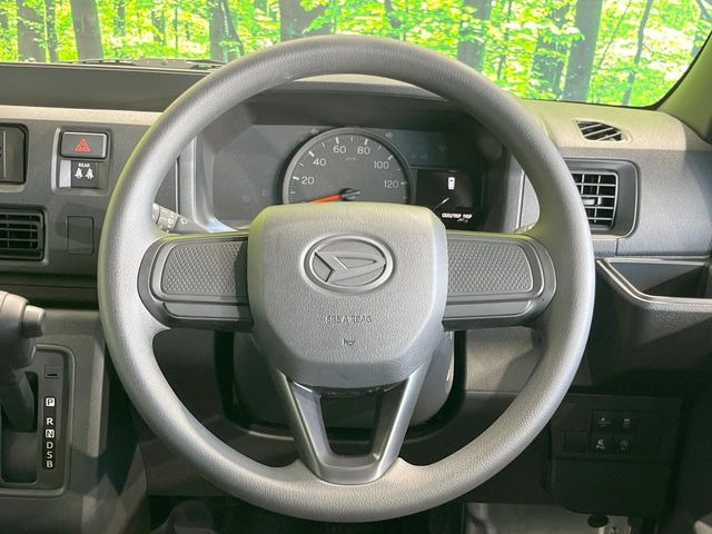 �C���e���A�ɍ��킹���f�U�C���̃X�e�A�����O�́A�^�]�������̂��Ƃ��l���A�^�]���₷���`��A�傫���ł��B�����x�A���ۂɐG���Ă��m���߂��������B