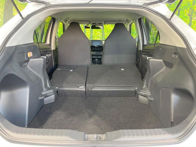 ���i�̂���������ʋ΁A���}���ɏ\���ȉ׎��X�y�[�X���m�ۂ��Ă���܂��B�Z�J���h�V�[�g��|���ƁA�傫�ȉו��̐ύڂ��\�ł���