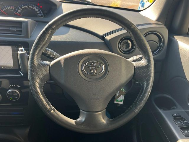 �C���e���A�ɍ��킹���f�U�C���̃X�e�A�����O�́A�^�]�������̂��Ƃ��l���A�^�]���₷���`��A�傫���ł��B�����x�A���ۂɐG���Ă��m���߂��������B