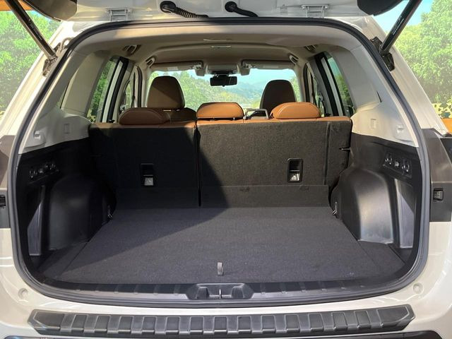 ���i�̂���������ʋ΁A���}���ɏ\���ȉ׎��X�y�[�X���m�ۂ��Ă���܂��B�Z�J���h�V�[�g��|���ƁA�傫�ȉו��̐ύڂ��\�ł���