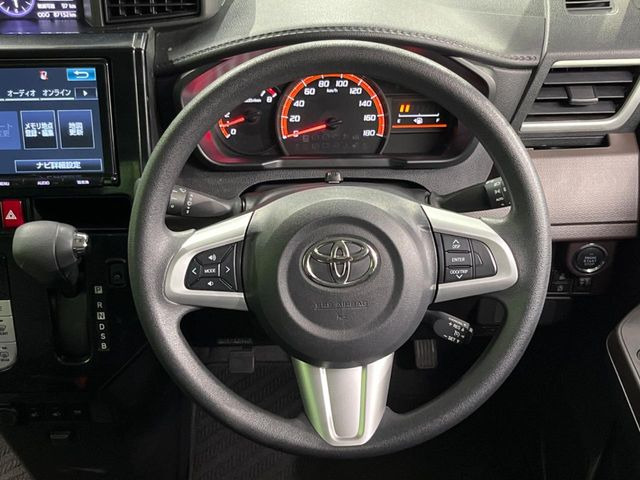 �C���e���A�ɍ��킹���f�U�C���̃X�e�A�����O�́A�^�]�������̂��Ƃ��l���A�^�]���₷���`��A�傫���ł��B�����x�A���ۂɐG���Ă��m���߂��������B