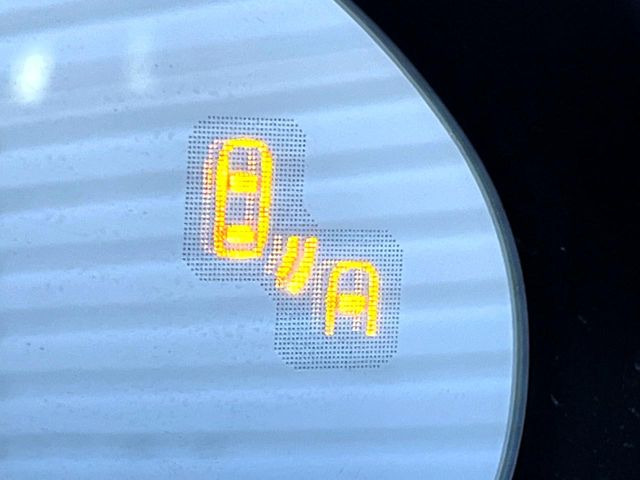 �y�u���C���h�X�|�b�g���j�^�����O�z���s���A�h�A�~���[�̎��p�ɂȂ�₷���ӏ��Ɍ㑱�Ԃ��ڋ߂���ƃT�C�h�~���[�t�߂Ɍx����\���A�h���C�o�[�ɒ��ӊ��N�����Ă���܂��B