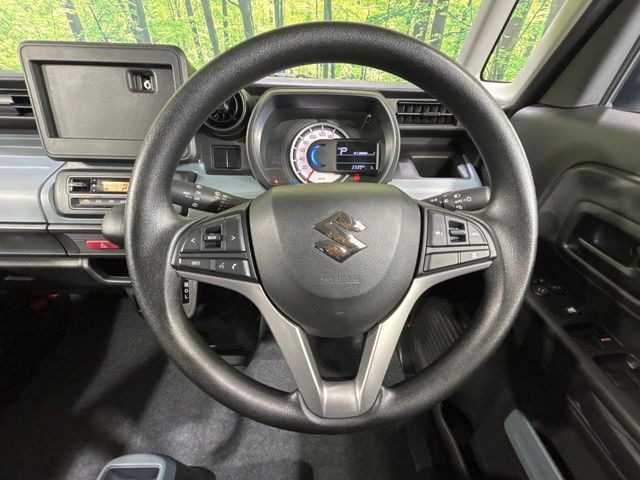 �C���e���A�ɍ��킹���f�U�C���̃X�e�A�����O�́A�^�]�������̂��Ƃ��l���A�^�]���₷���`��A�傫���ł��B�����x�A���ۂɐG���Ă��m���߂��������B