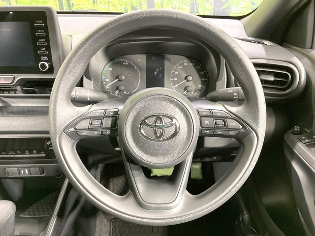 �C���e���A�ɍ��킹���f�U�C���̃X�e�A�����O�́A�^�]�������̂��Ƃ��l���A�^�]���₷���`��A�傫���ł��B�����x�A���ۂɐG���Ă��m���߂��������B