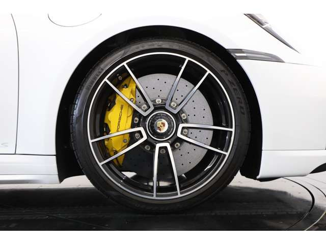 20/21�C���`�^�[�{S�G�N�X�N���[�V�u�f�U�C���z�C�[���𑕔��B���o�I�Ȕ��͂Ƒ��s���萫�𗼗����������ł��B