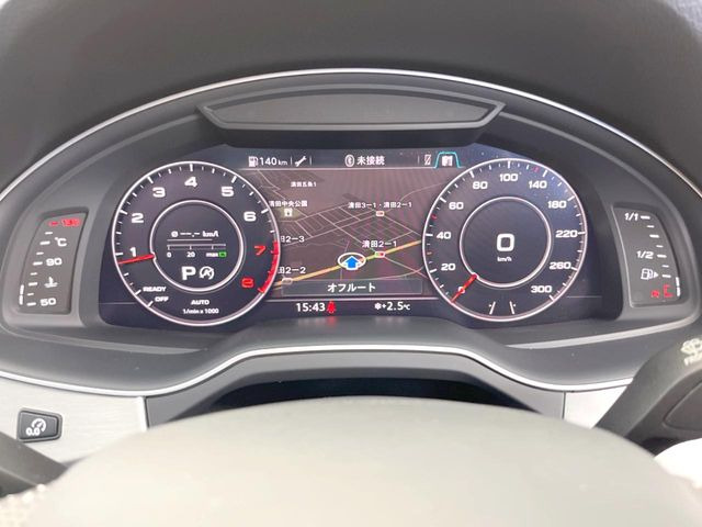 ���o�[�`�����R�b�N�s�b�g:�S�̂��t���p�l���ƂȂ��Ă����i�I�ȃ��[�^�[�p�l���B�ʏ�̃X�s�[�h���[�^�[�Ƃ��Ă̋@�\�͂������A�i�r�E�I�[�f�B�I�@�\�̊m�F�E������ł��A�^�]�ɏW�����₷���Ȃ��Ă���܂��B