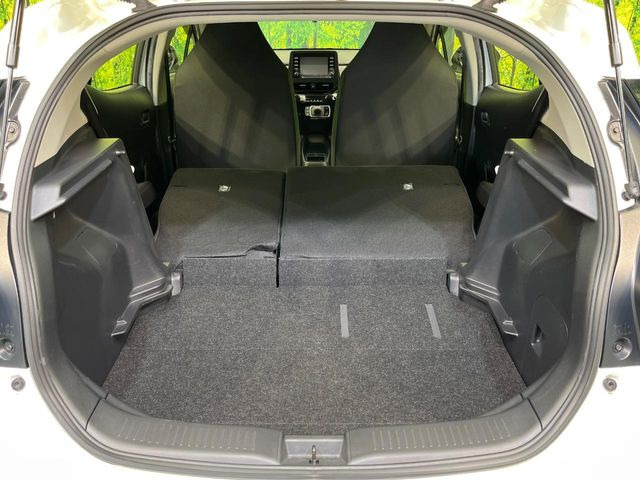 ���i�̂���������ʋ΁A���}���ɏ\���ȉ׎��X�y�[�X���m�ۂ��Ă���܂��B�Z�J���h�V�[�g��|���ƁA�傫�ȉו��̐ύڂ��\�ł���