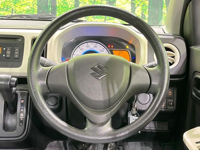 �C���e���A�ɍ��킹���f�U�C���̃X�e�A�����O�́A�^�]�������̂��Ƃ��l���A�^�]���₷���`��A�傫���ł��B�����x�A���ۂɐG���Ă��m���߂��������B