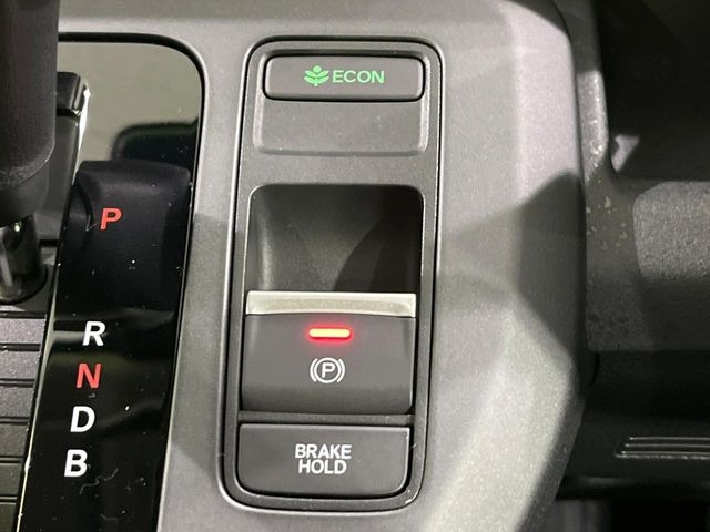 �y�I�[�g�u���[�L�z�[���h�z�M���҂���a�؂Œ�Ԏ��Ƀu���[�L���瑫�𗣂��Ă��A��~��Ԃ�ێ����Ă���܂��B�O�i����Ƃ��̓A�N�Z���𓥂߂Ύ����ŉ��������̂ň��S��X���^�]���y�ɂȂ�܂���