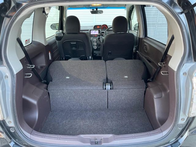 ���i�̂���������ʋ΁A���}���ɏ\���ȉ׎��X�y�[�X���m�ۂ��Ă���܂��B�Z�J���h�V�[�g��|���ƁA�傫�ȉו��̐ύڂ��\�ł���