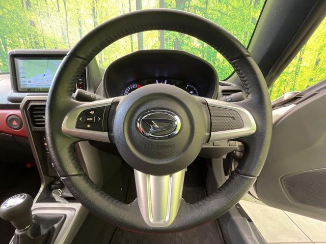 �C���e���A�ɍ��킹���f�U�C���̃X�e�A�����O�́A�^�]�������̂��Ƃ��l���A�^�]���₷���`��A�傫���ł��B�����x�A���ۂɐG���Ă��m���߂��������B