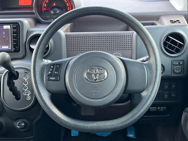 �C���e���A�ɍ��킹���f�U�C���̃X�e�A�����O�́A�^�]�������̂��Ƃ��l���A�^�]���₷���`��A�傫���ł��B�����x�A���ۂɐG���Ă��m���߂��������B