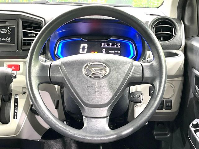 �C���e���A�ɍ��킹���f�U�C���̃X�e�A�����O�́A�^�]�������̂��Ƃ��l���A�^�]���₷���`��A�傫���ł��B�����x�A���ۂɐG���Ă��m���߂��������B