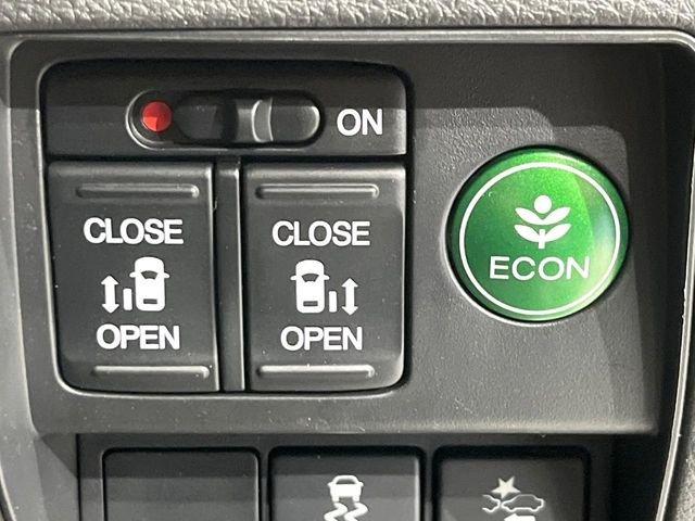 �y�����X���C�h�h�A�z���ԏ�ŗׂ̎ԂƂ̊Ԋu���������ɂ������A�X���C�h�h�A�Ȃ���S!�h�A�I�[�v������������炸�A�J�������L���̂ŏ��~�肪�Ƃ��Ă��ȒP�ł��B�傫�ȉו��̏o���������Ȃ���\��