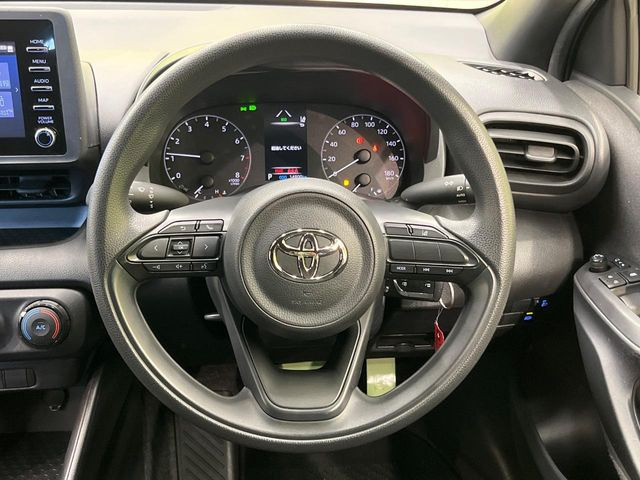 �C���e���A�ɍ��킹���f�U�C���̃X�e�A�����O�́A�^�]�������̂��Ƃ��l���A�^�]���₷���`��A�傫���ł��B�����x�A���ۂɐG���Ă��m���߂��������B