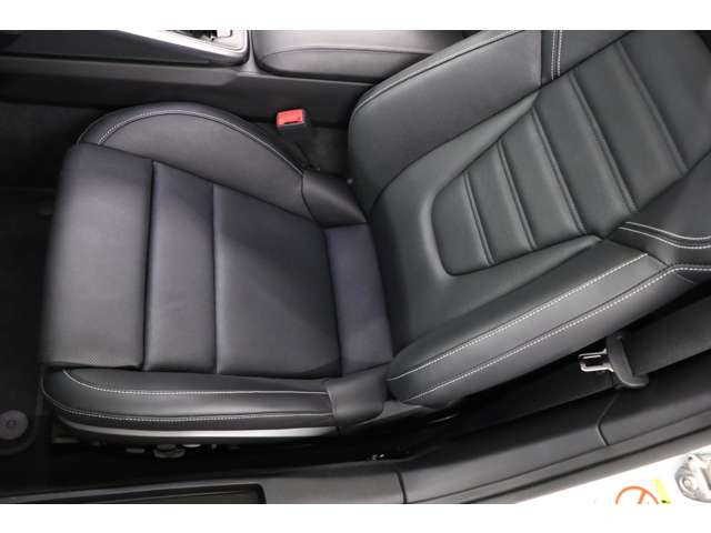 �u���b�N���U�[�œ��ꂳ�ꂽ������ԁB18Way�A�_�v�e�B�u�V�[�g���œK�ȃh���C�r���O�|�W�V������񋟂��܂��B