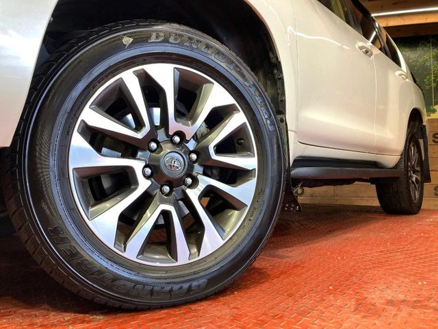 【純正19インチアルミホイール】外観にマッチした純正アルミホイールを装着しております。各種社外アルミホイールや、スタッドレスタイヤも取扱いしております。是非ご相談ください♪